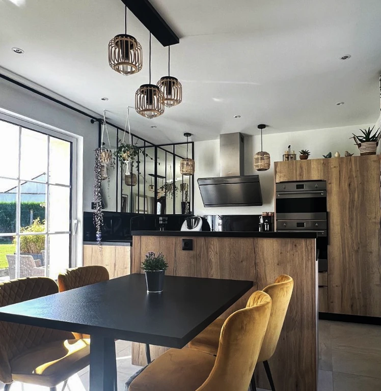 Cuisine moderne ouverte avec îlot central, salle à mange intégrée
