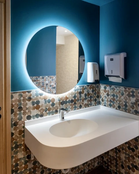 Intérieur moderne avec verrière d'atelier séparant salon et cuisine ouverte