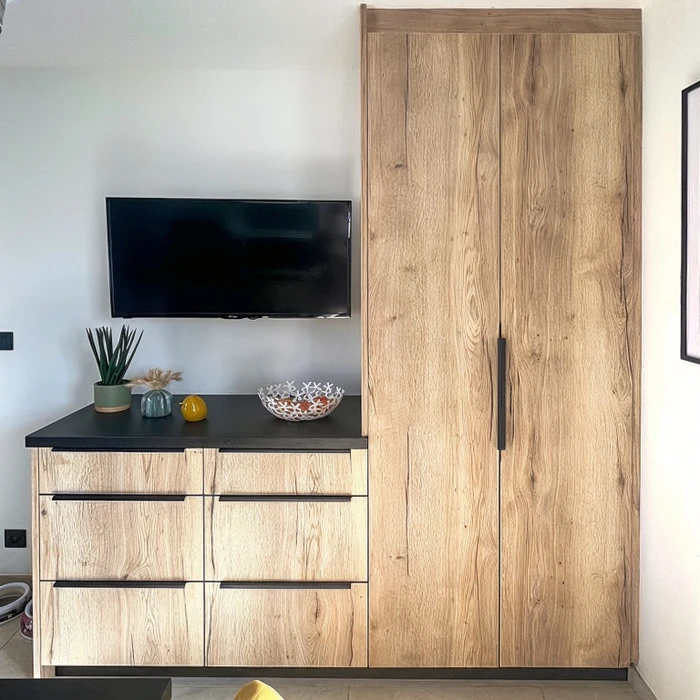 Intérieur moderne avec meuble TV en bois et élément haut assorti