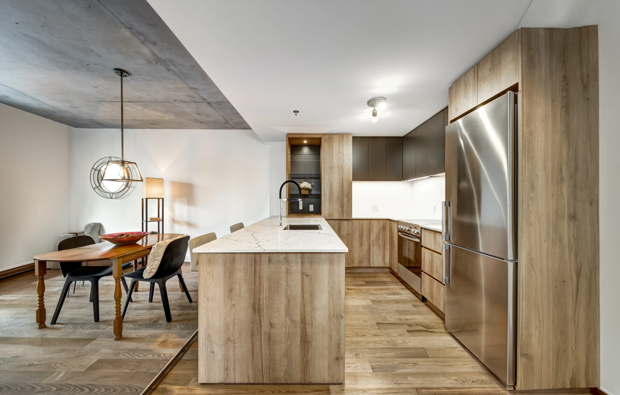 Atelier de menuiserie int&eacute;rieur avec artisan barbu travaillant le bois