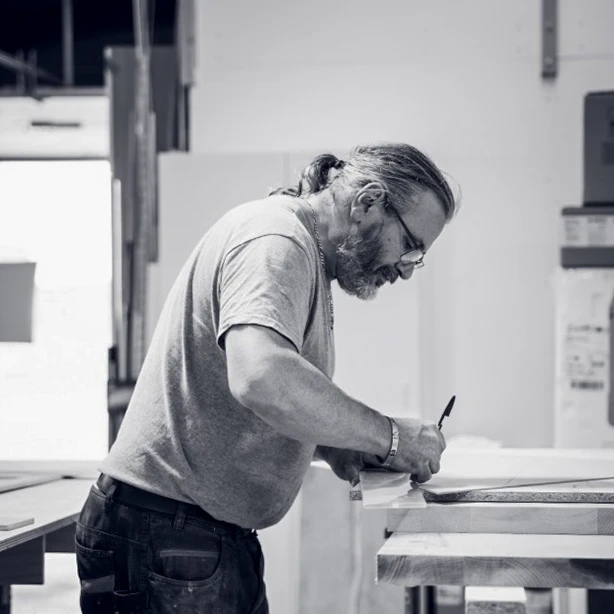 Des concepteurs travaillant sur un nouveau projet dans un bureau moderne