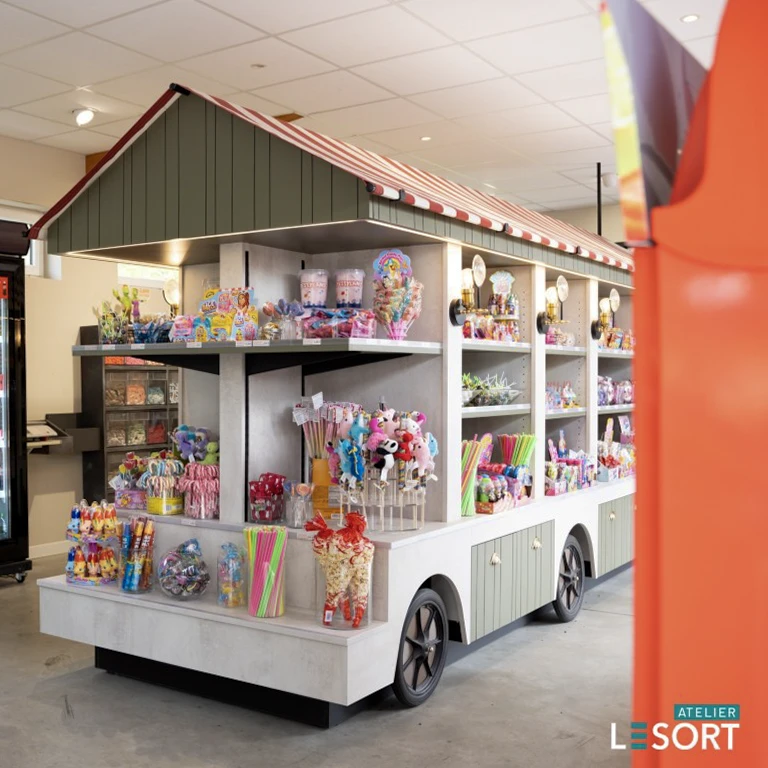 Intérieur moderne avec verrière d'atelier séparant salon et cuisine ouverte