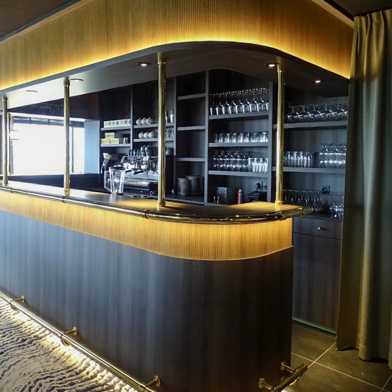 Intérieur de restaurant élégant avec tables dressées, verres à vin et couverts disposés sur nappes blanches