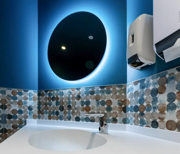 Étagères en bois modulaires dans salle de bain moderne avec produits cosmétiques et accessoires de bien-être organisés