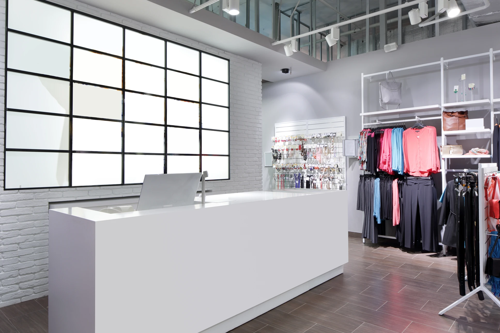 Kiosque à journaux en intérieur avec présentoirs muraux et au sol