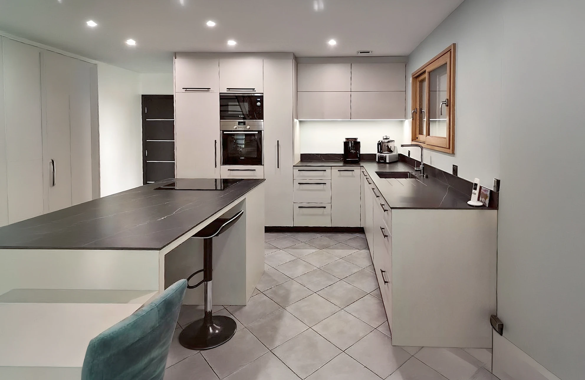 Cuisine moderne avec îlot central dans intérieur résidentiel contemporain