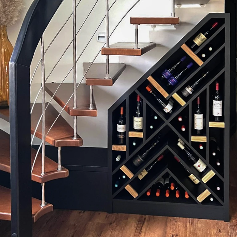 Escalier intérieur en bois avec rangements intégrés sous les marches