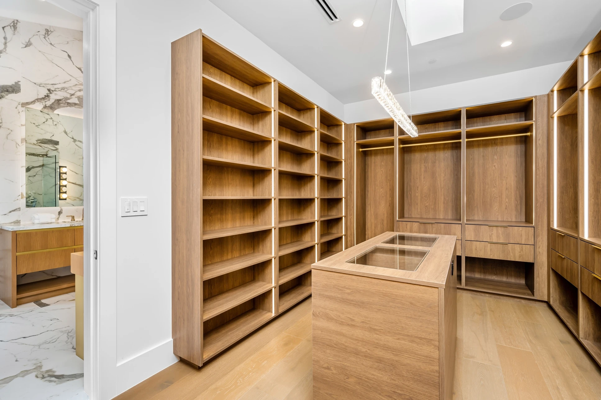 Dressing-room spacieux avec rangements modulaires en bois clair