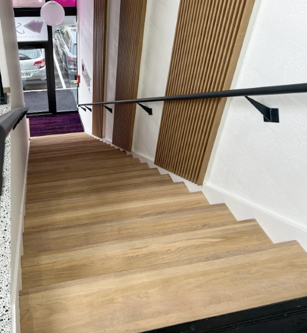 Dressing sur mesure en bois naturel avec &eacute;clairage LED int&eacute;gr&eacute;