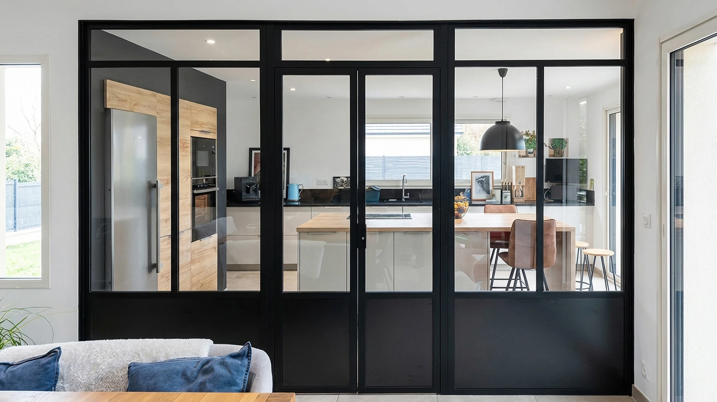 Intérieur moderne avec cheminée encastrée noire et rangements muraux en bois