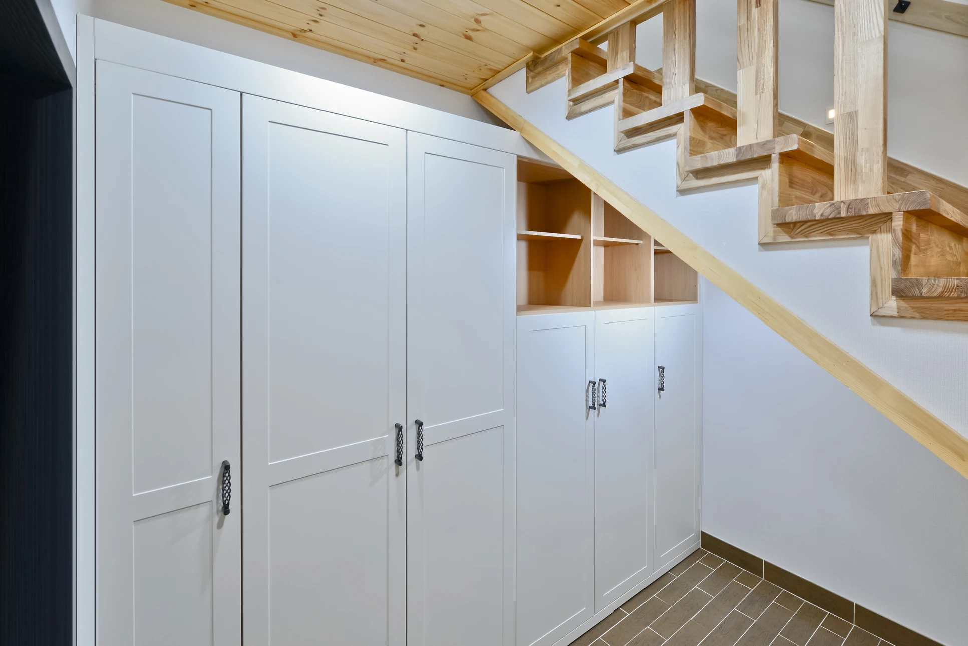 Escalier en bois avec système de rangement intégré sous les marches